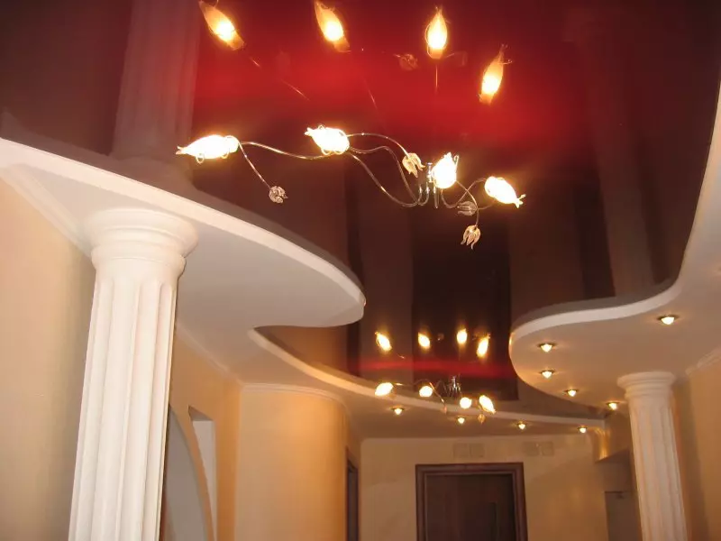 Soffitto elasticizzato nel corridoio (71 foto): design del soffitto in un corridoio stretto e lungo, opzioni con luci a punti e disegni a due livelli nell'appartamento, nelle specie nere e lucide 9270_46