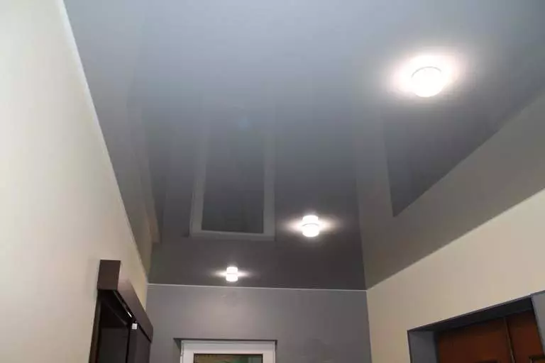 Tavani i shtrirjes në korridor (71 foto): Dizajni i tavanit në një korridor të ngushtë dhe të gjatë, opsionet me dritat e pikës dhe dizajnet me dy nivele në apartament, speciet e zeza dhe me shkëlqim 9270_47