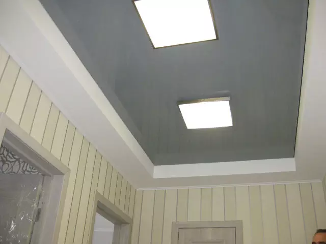 Techo de estiramiento en el pasillo (71 fotos): diseño de techo en un pasillo estrecho y largo, opciones con luces de puntos y diseños de dos niveles en el apartamento, especies negras y brillantes 9270_48