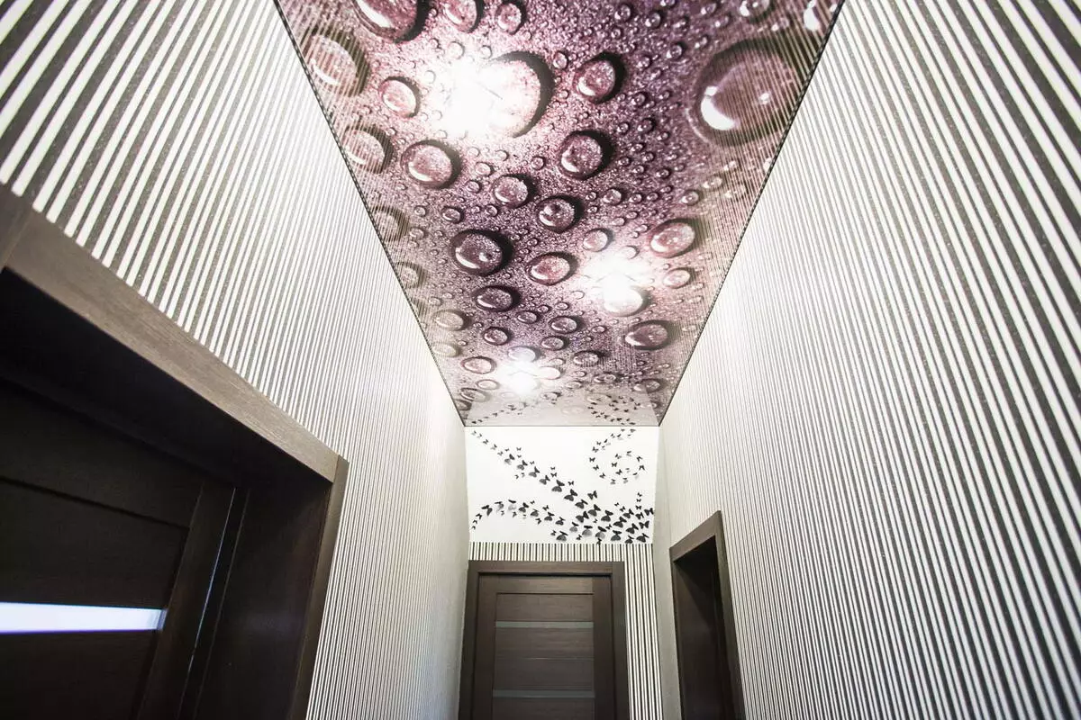 Regangkan siling dalam koridor (71 foto): Reka bentuk siling di lorong sempit dan panjang, pilihan dengan lampu titik dan reka bentuk dua tingkat di apartmen, spesies hitam dan berkilat 9270_49