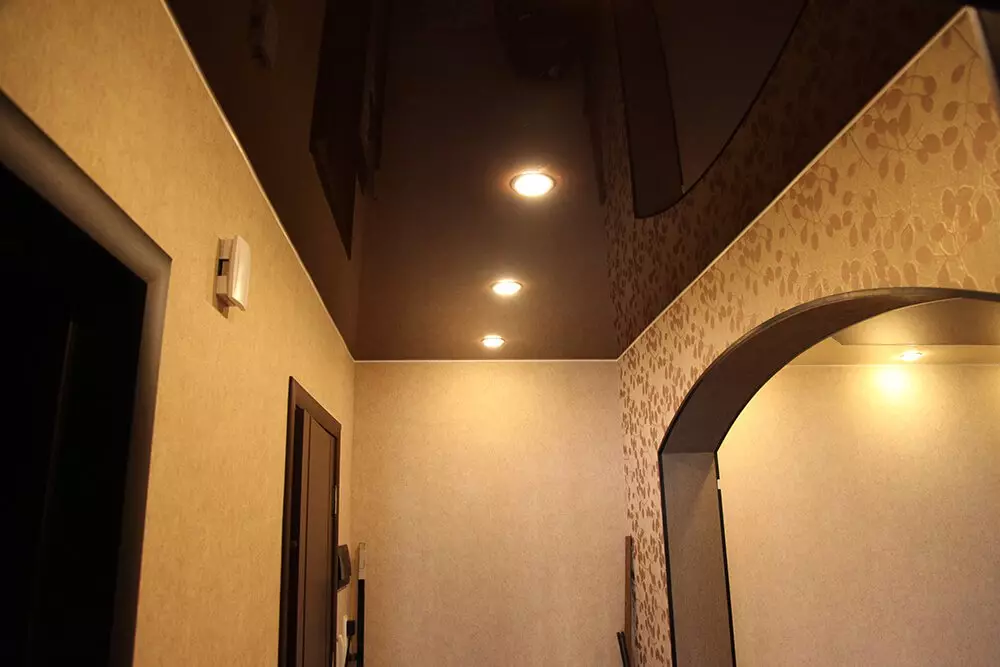 Regangkan siling dalam koridor (71 foto): Reka bentuk siling di lorong sempit dan panjang, pilihan dengan lampu titik dan reka bentuk dua tingkat di apartmen, spesies hitam dan berkilat 9270_50