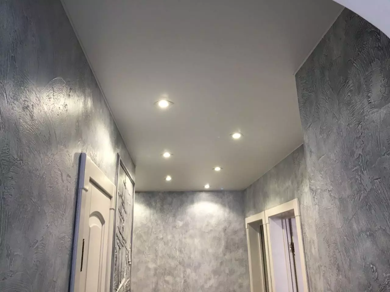 Stretch plafon u hodniku (71 fotografije): stropni dizajn u užem i dugom hodniku, opcije sa tačke svjetla i dva nivoa u apartmanu, crnu i sjajnu vrstu 9270_51