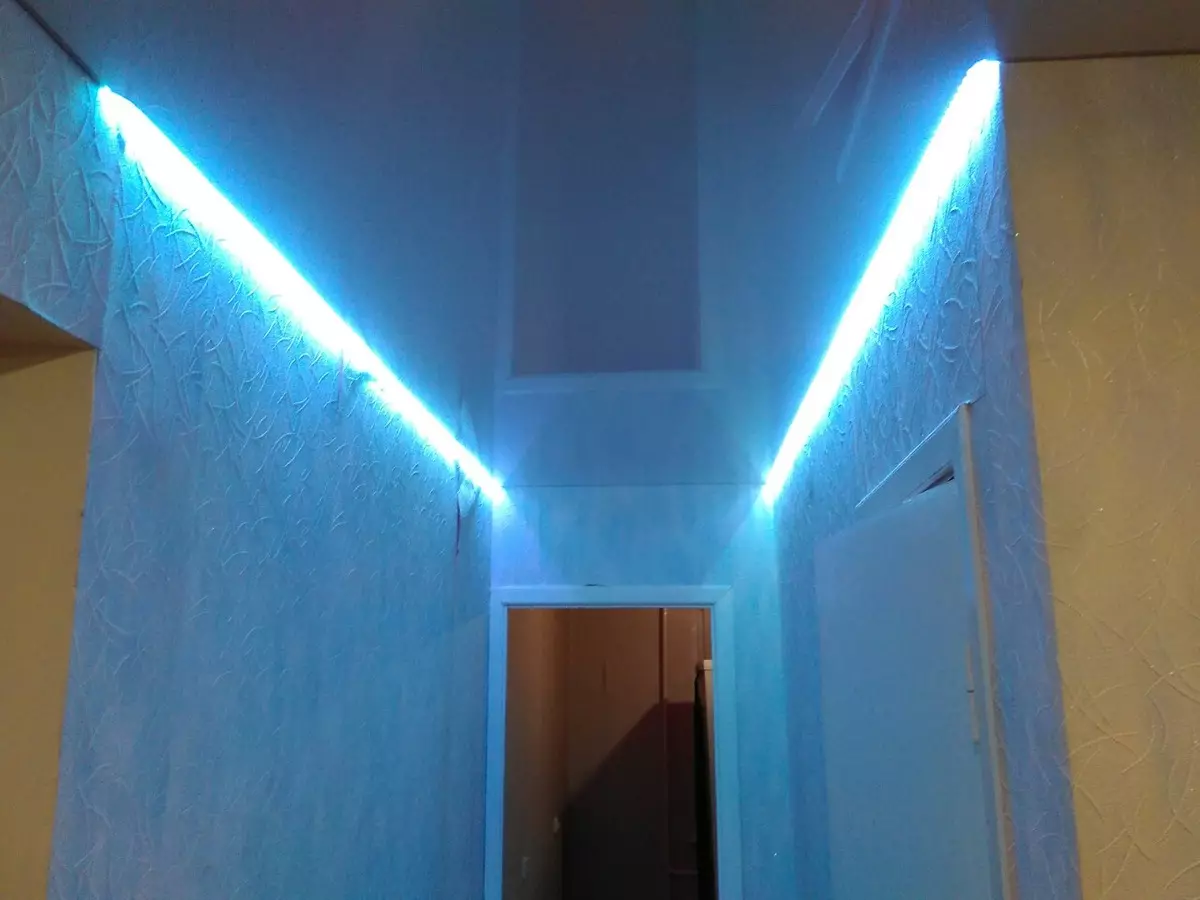 Teito de estiramento no corredor (71 fotos): deseño de teito nun corredor estreito e longo, opcións con luces de punto e debuxos de dous niveis no apartamento, especies negras e brillantes 9270_54