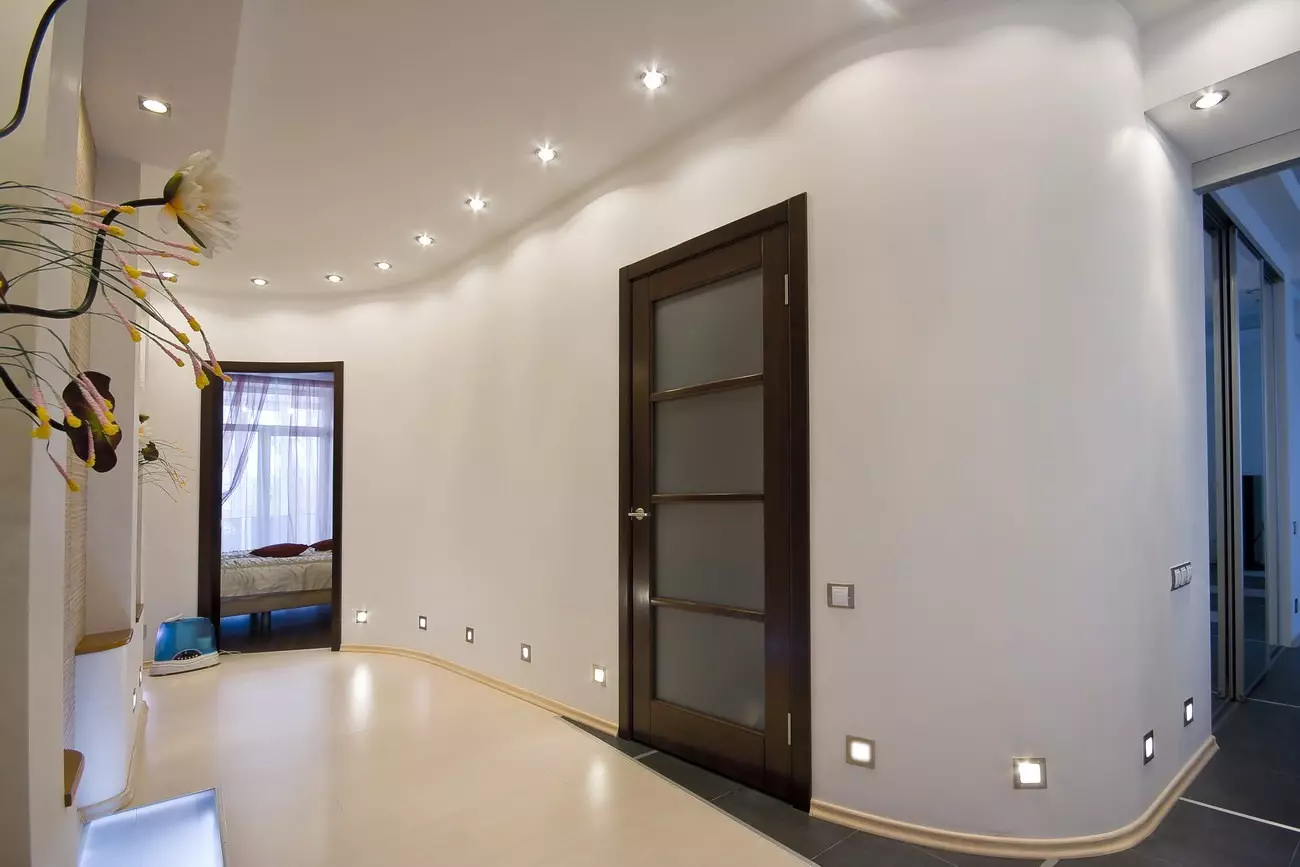 תקרה מתיחה במסדרון (71 תמונות): עיצוב תקרה במסדרון צרים וארוך, אופציות עם אורות נקודה ועיצובים של שתי ברמות בדירה, מינים שחורים ומבריקים 9270_55