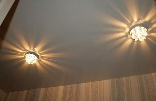 תקרה מתיחה במסדרון (71 תמונות): עיצוב תקרה במסדרון צרים וארוך, אופציות עם אורות נקודה ועיצובים של שתי ברמות בדירה, מינים שחורים ומבריקים 9270_59