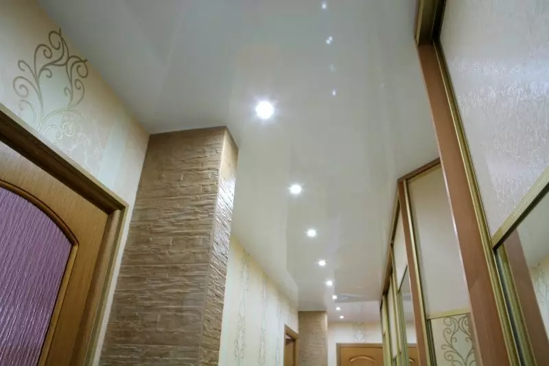 Regangkan siling dalam koridor (71 foto): Reka bentuk siling di lorong sempit dan panjang, pilihan dengan lampu titik dan reka bentuk dua tingkat di apartmen, spesies hitam dan berkilat 9270_6