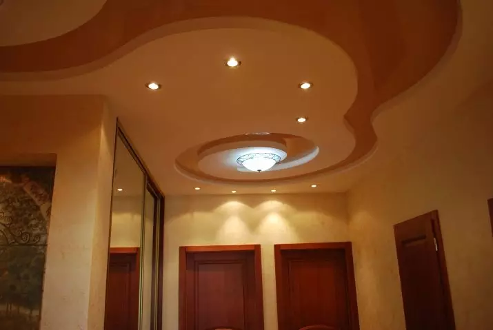 Tavani i shtrirjes në korridor (71 foto): Dizajni i tavanit në një korridor të ngushtë dhe të gjatë, opsionet me dritat e pikës dhe dizajnet me dy nivele në apartament, speciet e zeza dhe me shkëlqim 9270_60