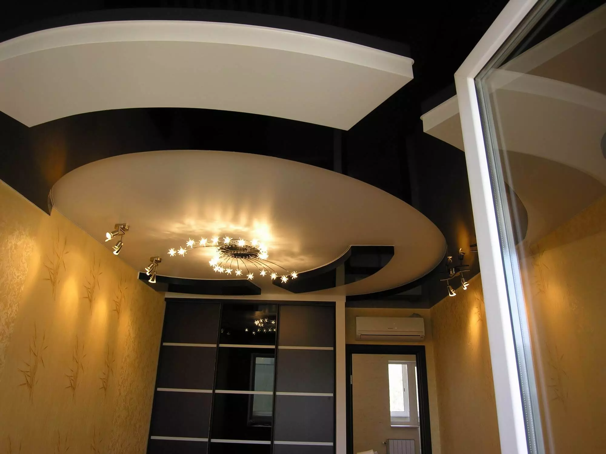 תקרה מתיחה במסדרון (71 תמונות): עיצוב תקרה במסדרון צרים וארוך, אופציות עם אורות נקודה ועיצובים של שתי ברמות בדירה, מינים שחורים ומבריקים 9270_61