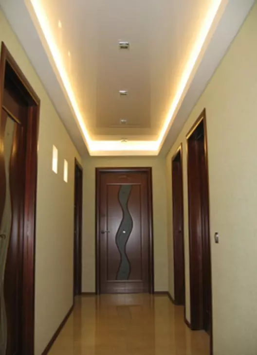 Stretch lubos koridoriuje (71 nuotraukos): lubų dizainas siaurame ir ilgame koridoriuje, parinktys su taškiniais žibintais ir dviejų lygių dizainais bute, juodos ir blizgios rūšys 9270_9