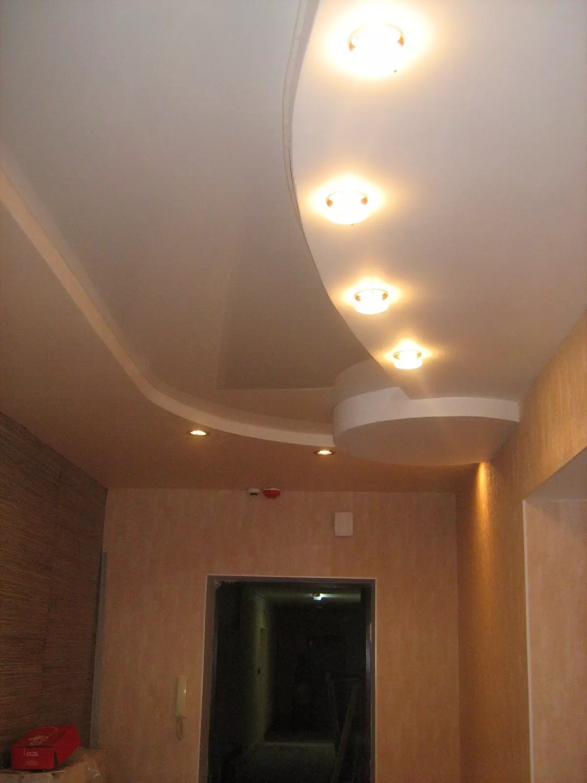 Двухъярусный потолок из гипсокартона в коридоре
