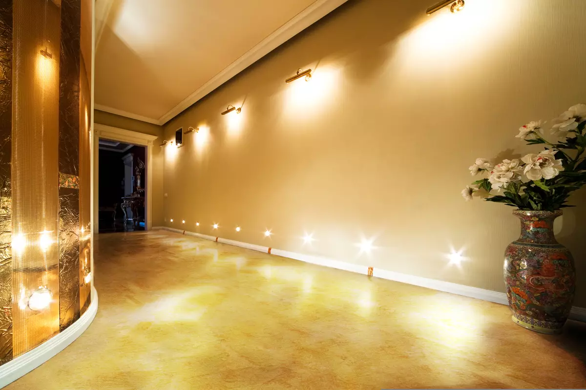 Llum al passadís (49 fotos): Trieu llums de sostre per un llarg passadís, exemples de llums de suspensió modern a l'interior 9278_17