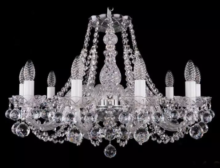 Chandelier na corridor (foto 49): Họrọ chandeliers landeliers dị ogologo, ihe atụ nke chandeliers n'ime ime 9278_38