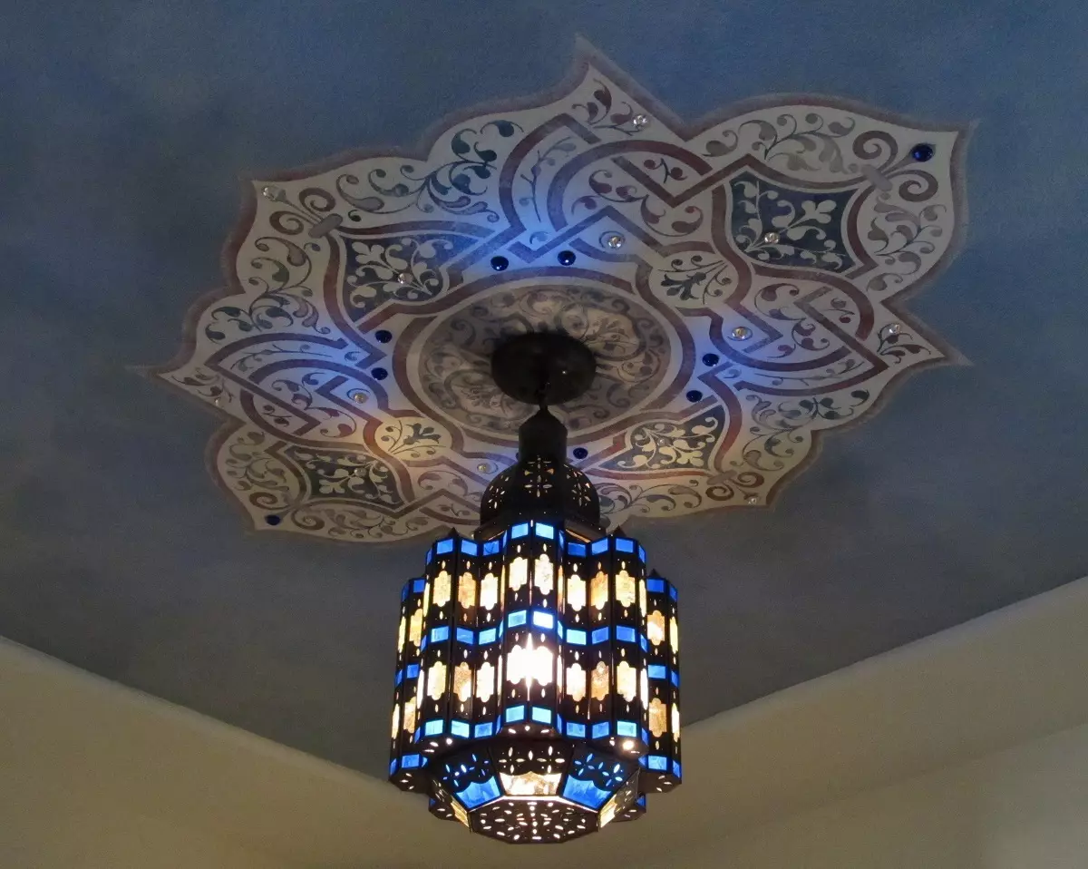 በአገናኝ መንገዱ ውስጥ Chandelier (49 ፎቶዎች): አንድ ረጅም ኮሪደር ለ ጣሪያ የአምፖል ይምረጡ የውስጥ ውስጥ ዘመናዊ እገዳ የአምፖል ምሳሌዎች 9278_43