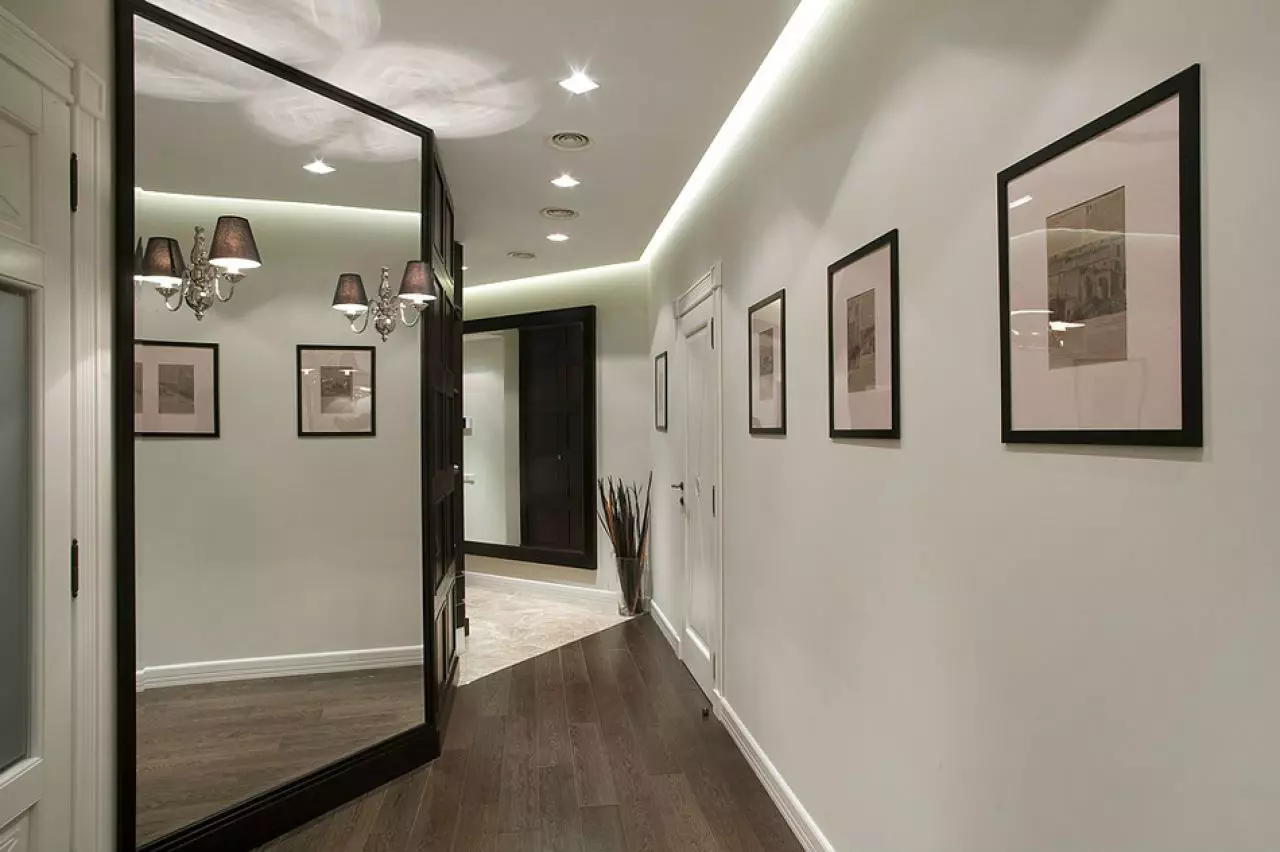 Lestenec v hodniku (49 fotografij): Izberite stropne lestence za dolg hodnik, primeri sodobnih lestencev vzmetenja v notranjosti 9278_6