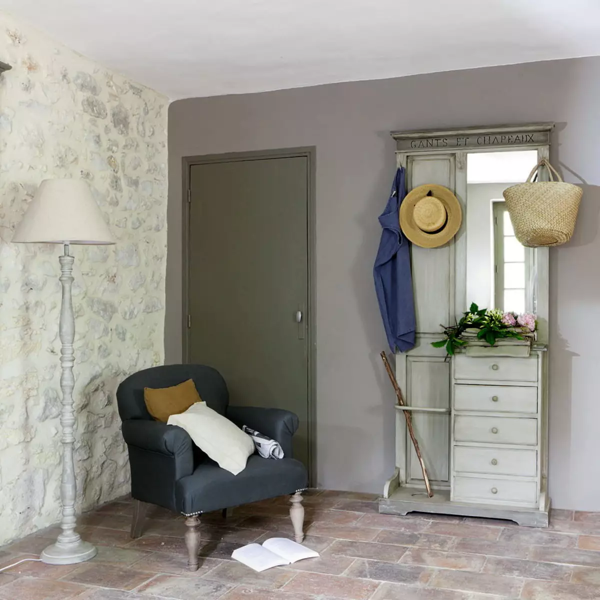 Сала во стилот на Прованса (74 фотографии): внатрешноста на коридорот во бели и други бои, дизајнот на гардеробите и другиот мебел во стилот на Прованса 9279_10
