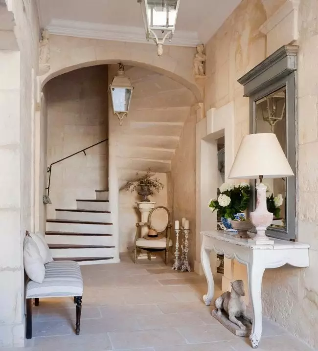 Hall dalam gaya Provence (74 foto): Interior koridor putih dan warna lainnya, desain lemari pakaian dan furnitur lain dalam gaya Provence 9279_18