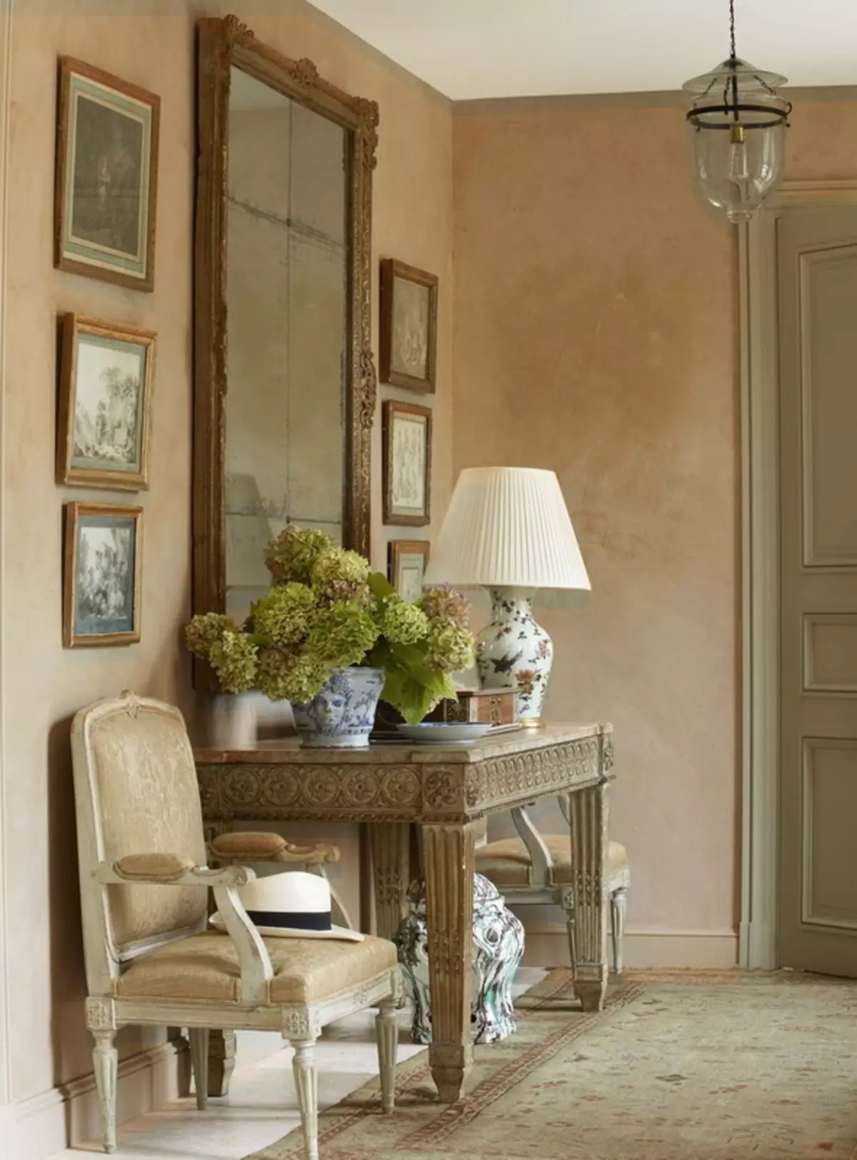 Hội trường theo phong cách của Provence (74 ảnh): Nội thất của hành lang theo màu trắng và các màu khác, thiết kế của tủ quần áo và đồ nội thất khác theo phong cách của Provence 9279_19