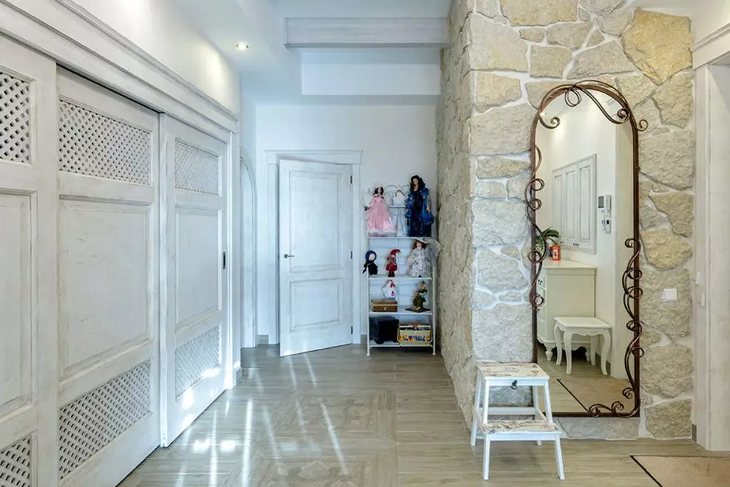Hall dalam gaya Provence (74 foto): Interior koridor putih dan warna lainnya, desain lemari pakaian dan furnitur lain dalam gaya Provence 9279_37