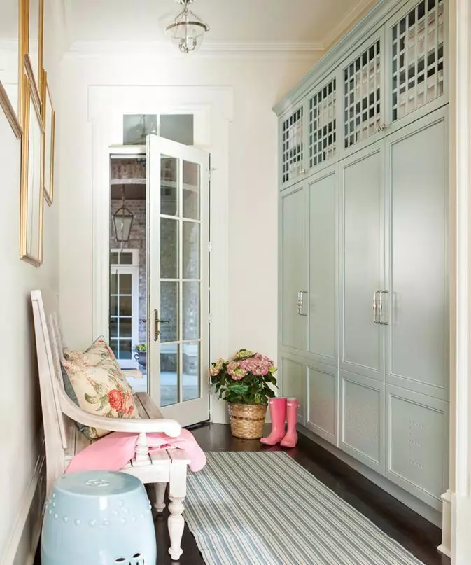 Hall dalam gaya Provence (74 foto): Interior koridor putih dan warna lainnya, desain lemari pakaian dan furnitur lain dalam gaya Provence 9279_49