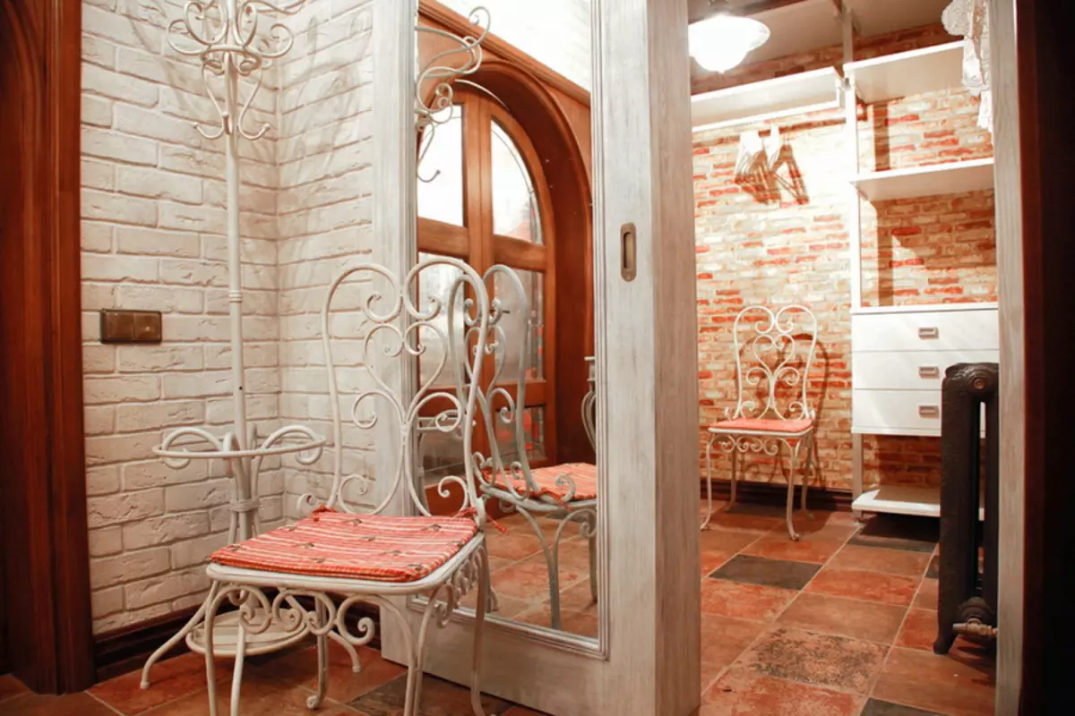 Salla në stilin e Provence (74 foto): Brendësia e korridorit në ngjyra të bardha dhe të tjera, dizajnin e garderobes dhe mobilje të tjera në stilin e Provence 9279_67