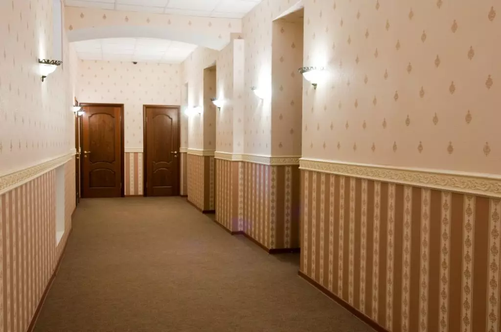 Hình nền kết hợp ở hành lang (49 ảnh): Thiết kế của hành lang với sự kết hợp của hình nền trong căn hộ. Làm thế nào để blot hình nền của hai màu đẹp? 9284_27