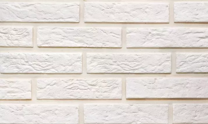 Διακοσμητικό τούβλο στο διάδρομο (48 φωτογραφίες): Λευκά τούβλα στον τοίχο στο εσωτερικό του διαδρόμου, η εσωτερική διακόσμηση από τούβλα άλλων χρωμάτων. Πόσο όμορφη για να βάλει την απομίμηση τοιχοποιίας; 9285_18
