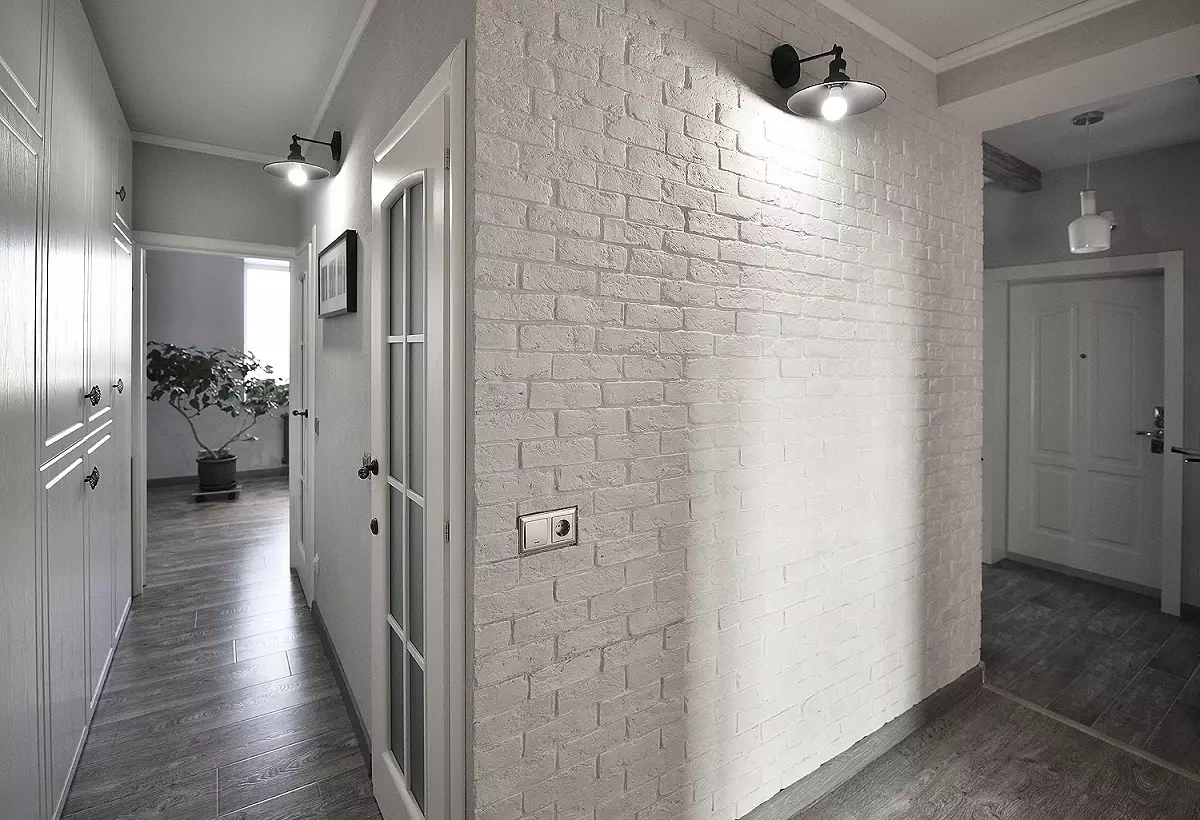 Διακοσμητικό τούβλο στο διάδρομο (48 φωτογραφίες): Λευκά τούβλα στον τοίχο στο εσωτερικό του διαδρόμου, η εσωτερική διακόσμηση από τούβλα άλλων χρωμάτων. Πόσο όμορφη για να βάλει την απομίμηση τοιχοποιίας; 9285_19