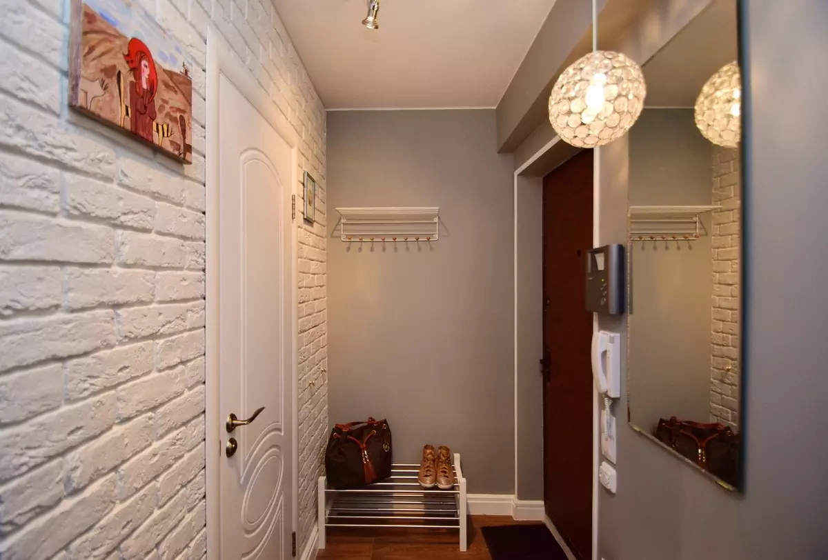 Ladrillo decorativo en el pasillo (48 fotos): Ladrillos blancos en la pared en el interior del pasillo, la decoración de ladrillos interiores de otros colores. ¿Qué tan hermoso para poner la imitación de mampostería? 9285_8
