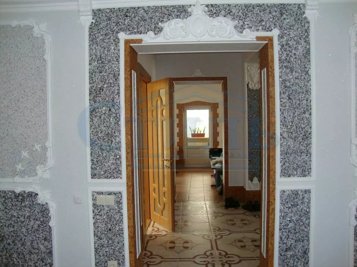 Wallpapers të lëngshme në korridor (51 foto): Çfarë sfond është më mirë të zgjidhni për muret në korridor? Vizatime nga letër-muri i lëngët në brendësi 9286_30