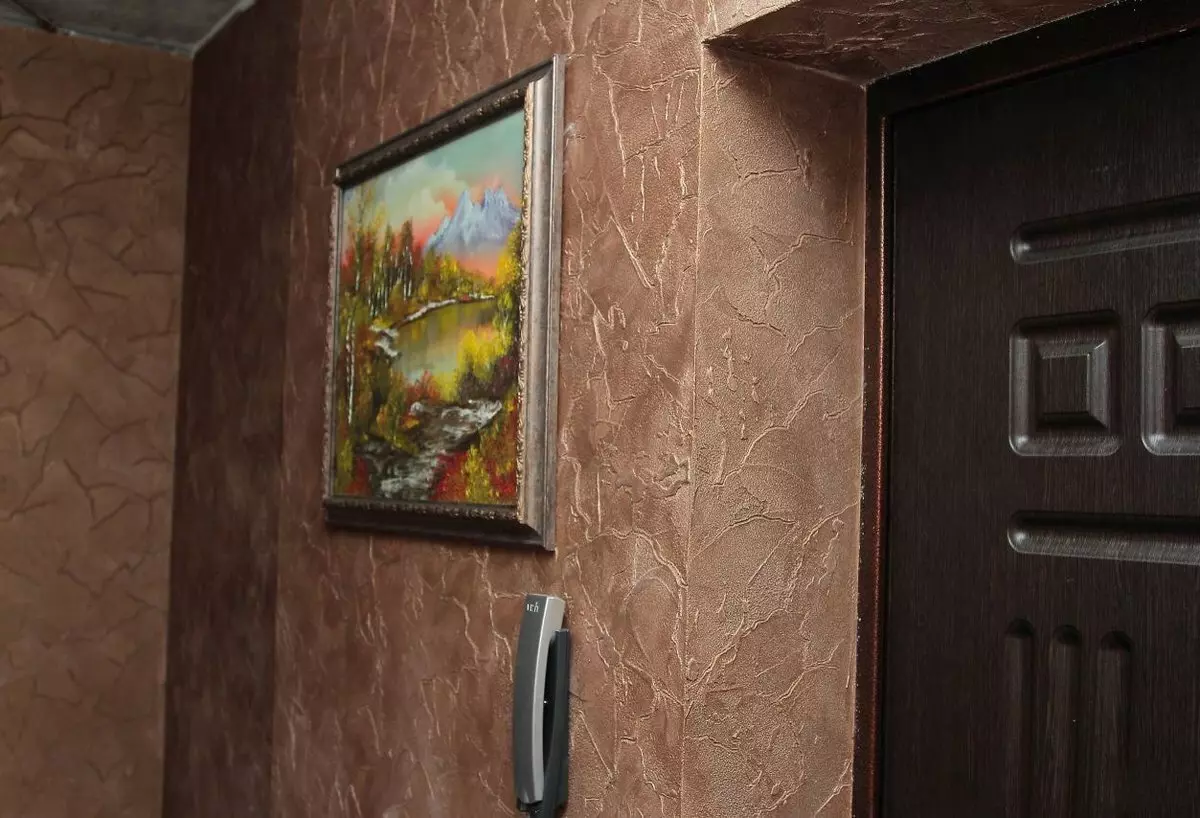 Wallpapers të lëngshme në korridor (51 foto): Çfarë sfond është më mirë të zgjidhni për muret në korridor? Vizatime nga letër-muri i lëngët në brendësi 9286_31
