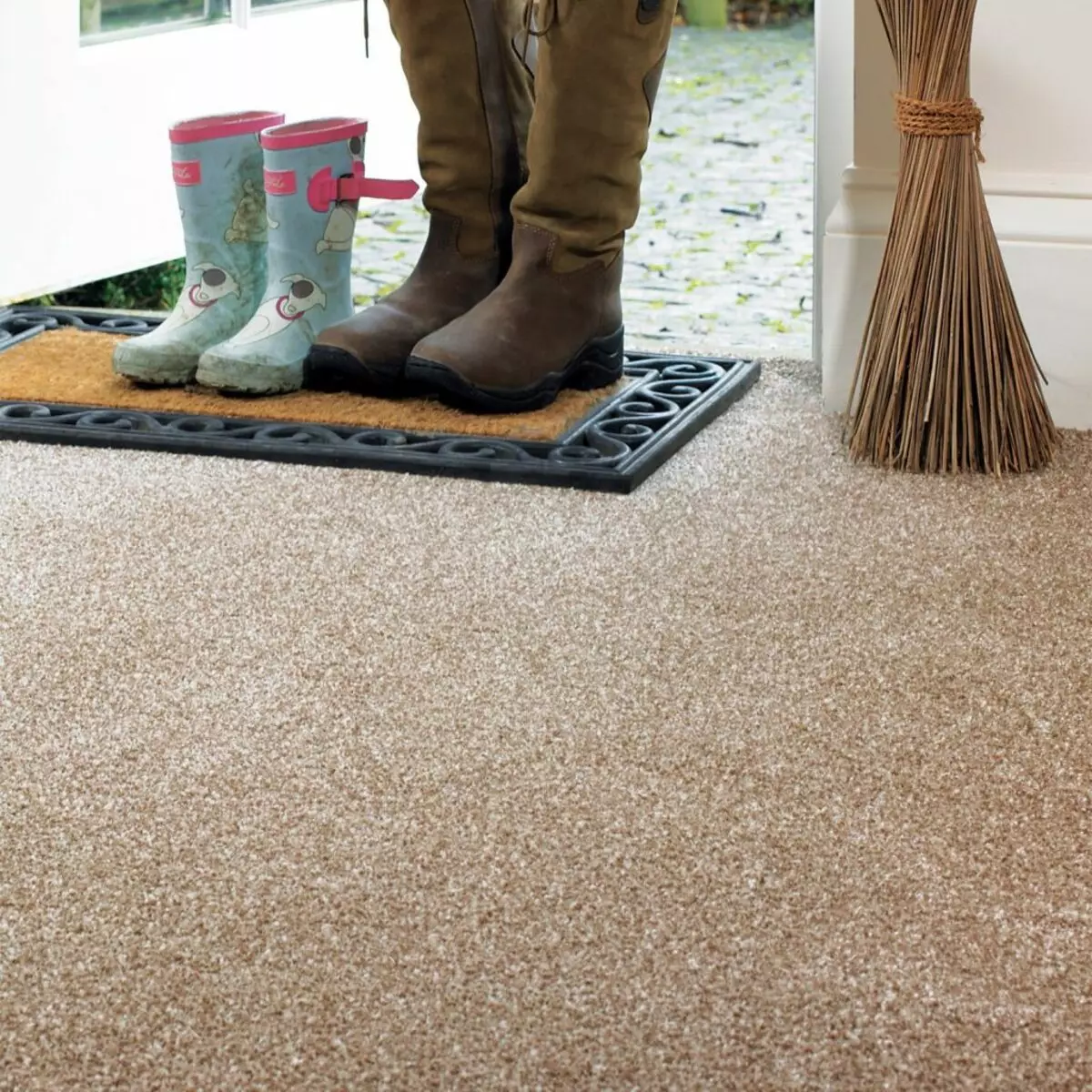 Karpet ing lorong (57 foto): karpet lan tiks kanggo sepatu ing koridor, model ing lantai saka karpet lan bahan liyane 9287_16
