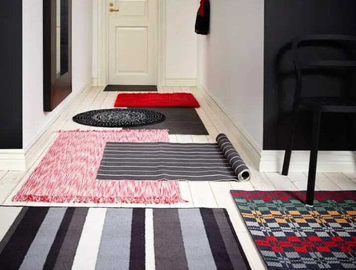 Kilimėliai koridoriuje (57 nuotraukos): suvirintos kilimai ir kilimėliai batus koridoriuje, modelis ant kilimo ir kitų medžiagų 9287_36