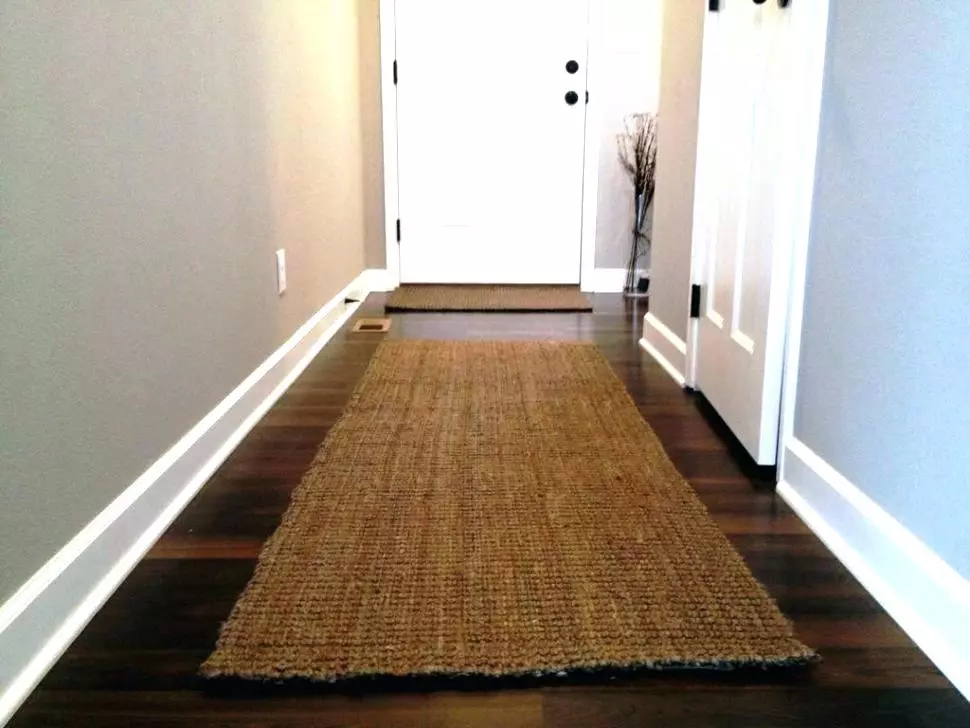 Tapis dans le couloir (57 photos): tapis soudés et tapis pour chaussures dans le couloir, modèle sur le sol de tapis et d'autres matériaux 9287_42