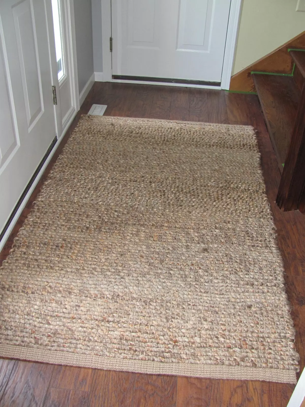Килими в коридора (57 снимки): заварени килими и рогозки за обувки в коридора, модел на пода от килим и други материали 9287_46