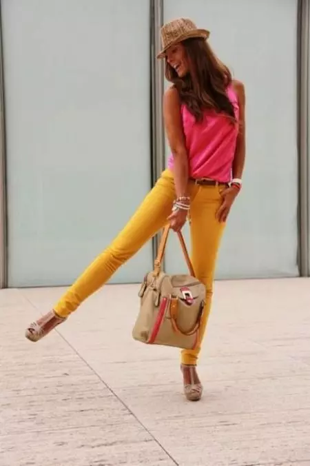 Pantalons de colors (47 fotos): què porta, tendències de moda 2021 928_35