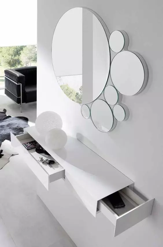 Cermin dengan rak di lorong: dinding dan lantai cermin. Bagaimana cara memilih cermin yang dipasang atau lainnya dengan rak? 9300_10