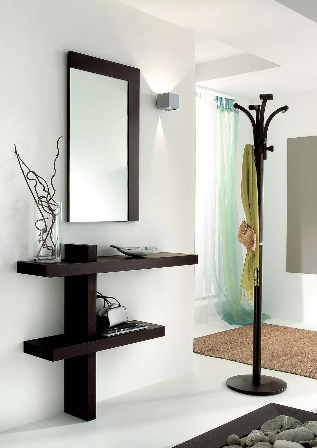 Cermin dengan rak di lorong: dinding dan cermin lantai. Bagaimana untuk memilih yang dipasang atau cermin lain dengan rak? 9300_11