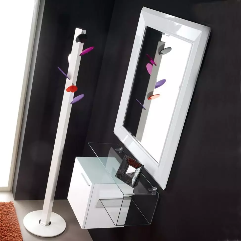 Cermin dengan rak di lorong: dinding dan lantai cermin. Bagaimana cara memilih cermin yang dipasang atau lainnya dengan rak? 9300_13