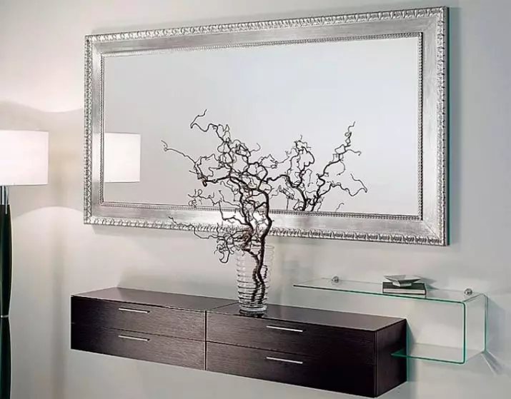 Cermin dengan rak di lorong: dinding dan cermin lantai. Bagaimana untuk memilih yang dipasang atau cermin lain dengan rak? 9300_15