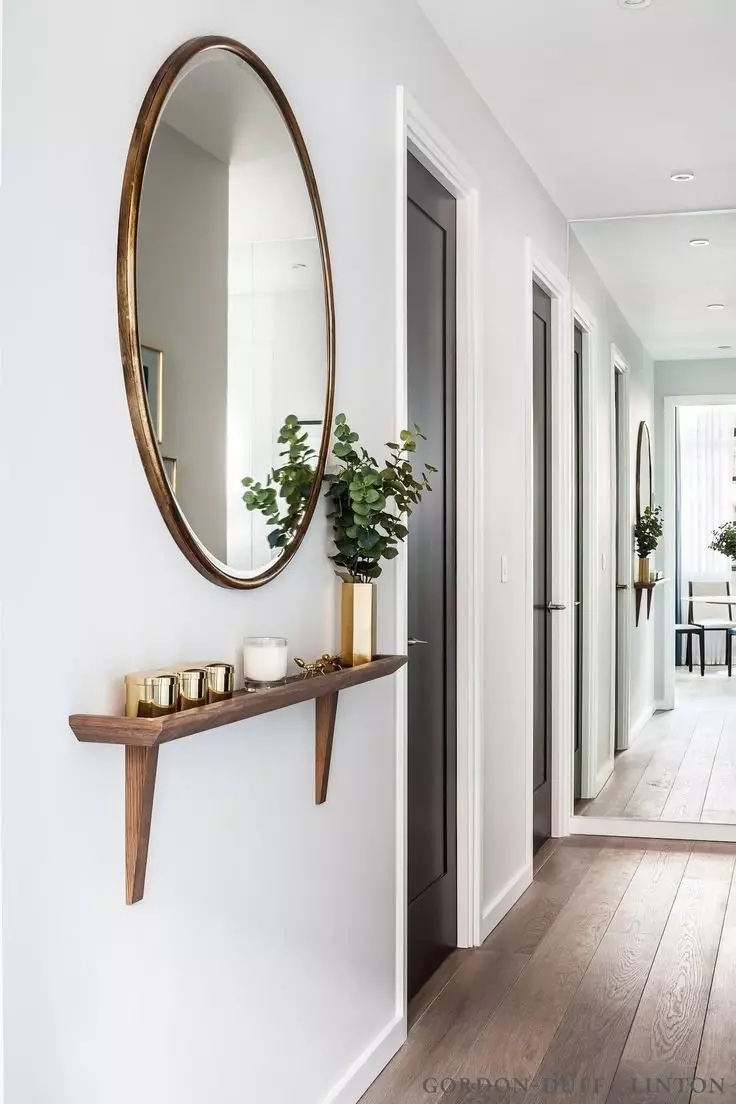 Et spejl med en hylde i gangen: Væg og gulvspejle. Hvordan man vælger en monteret eller ethvert andet spejl med en hylde? 9300_18