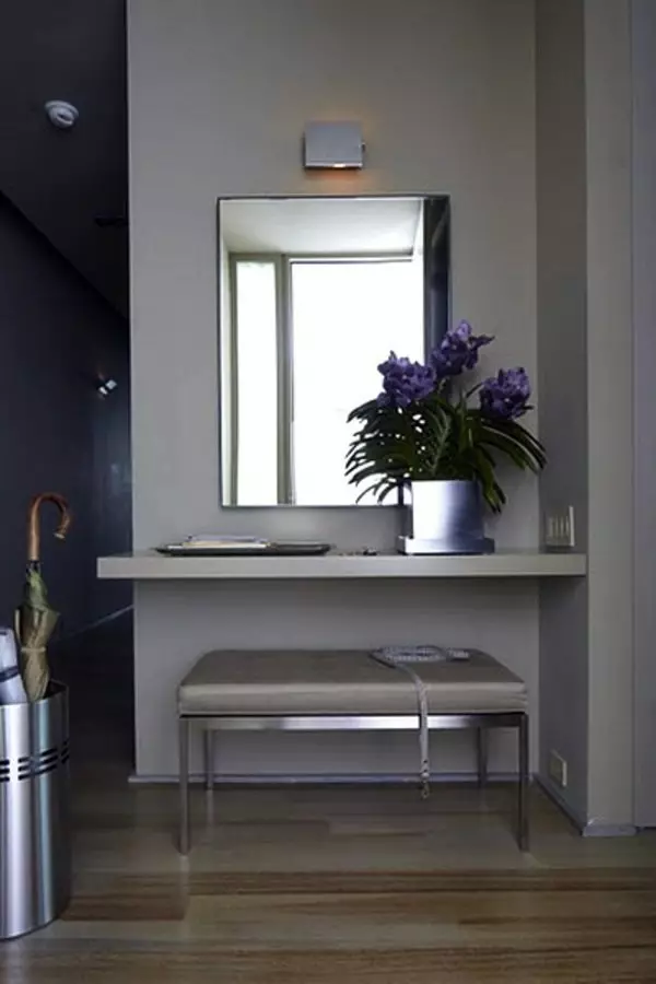 Cermin dengan rak di lorong: dinding dan cermin lantai. Bagaimana untuk memilih yang dipasang atau cermin lain dengan rak? 9300_20