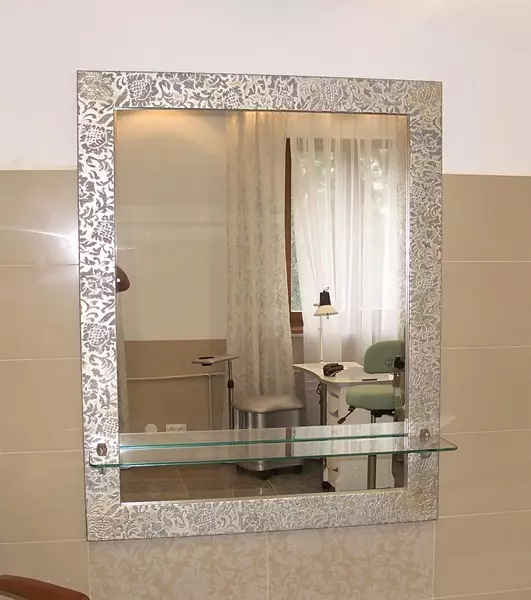 Cermin dengan rak di lorong: dinding dan cermin lantai. Bagaimana untuk memilih yang dipasang atau cermin lain dengan rak? 9300_21