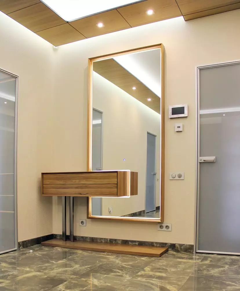 Cermin dengan rak di lorong: dinding dan lantai cermin. Bagaimana cara memilih cermin yang dipasang atau lainnya dengan rak? 9300_34