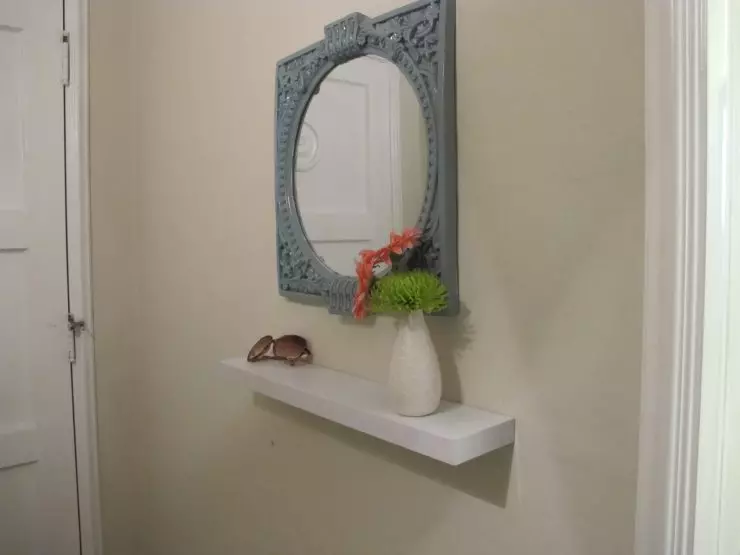 Cermin dengan rak di lorong: dinding dan lantai cermin. Bagaimana cara memilih cermin yang dipasang atau lainnya dengan rak? 9300_6