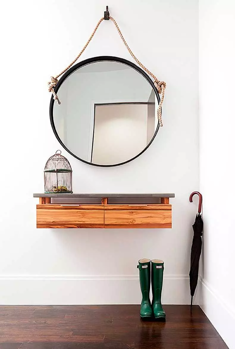 Cermin dengan rak di lorong: dinding dan cermin lantai. Bagaimana untuk memilih yang dipasang atau cermin lain dengan rak? 9300_7
