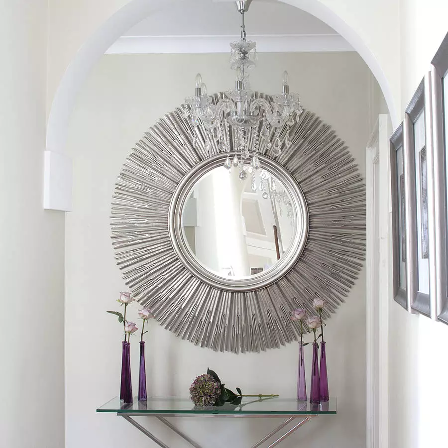 Cermin dengan rak di lorong: dinding dan cermin lantai. Bagaimana untuk memilih yang dipasang atau cermin lain dengan rak? 9300_8
