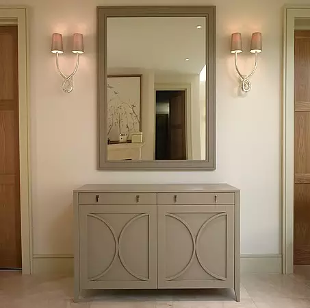Rezalnik z ogledalom na hodniku (50 fotografij): Kako izbrati majhno nočno mizo v hodniku? Vrste struktur in njihove značilnosti 9303_47