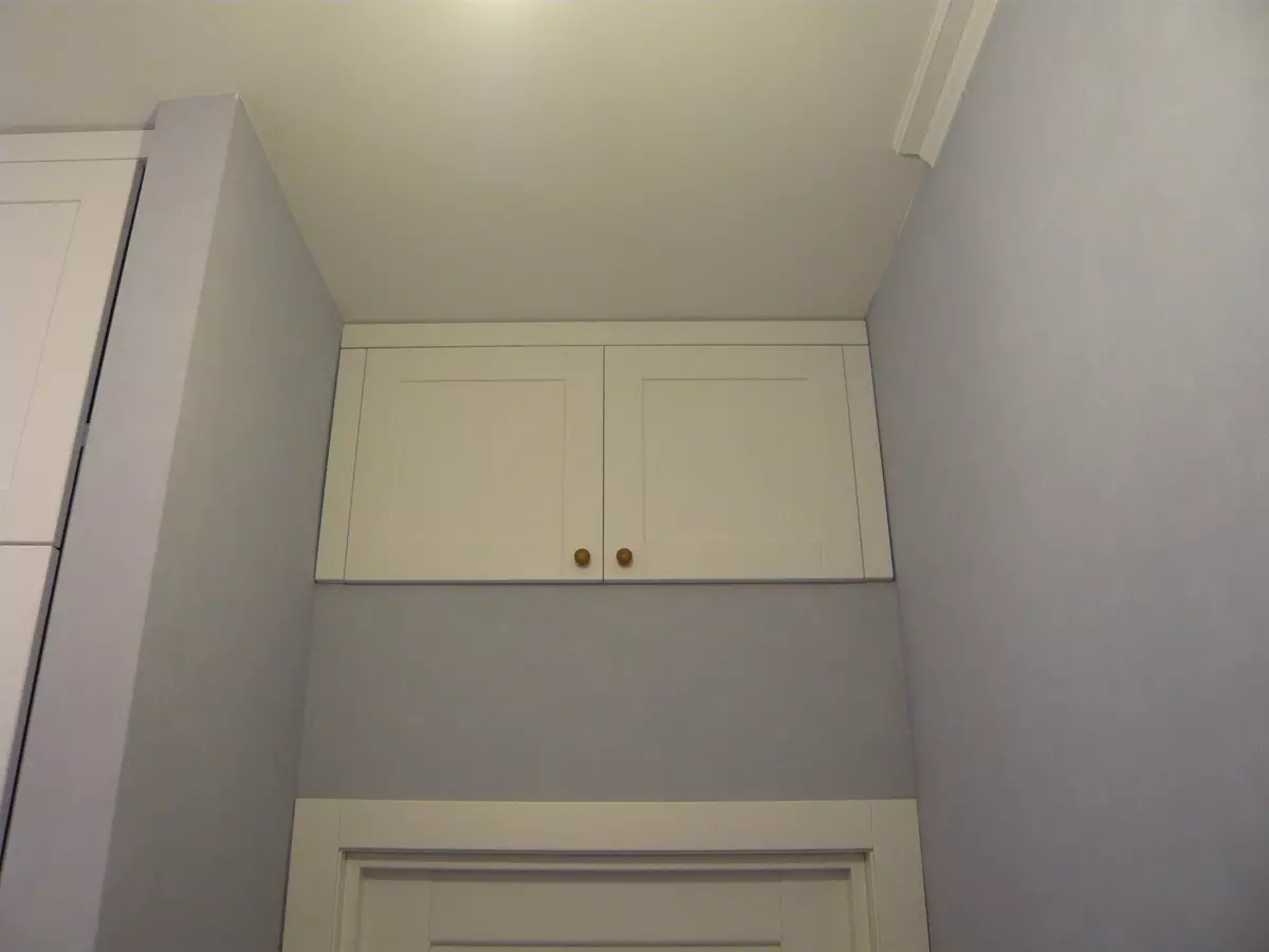 Andresol no corredor (40 fotos): Antesol baixo o teito no corredor, ideas de deseño para un estreito corredor, colocación por riba da porta de entrada, escolla un garda-roupa cun espello e anessol 9308_3