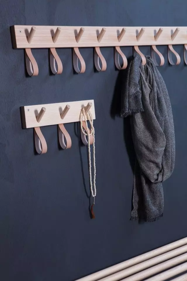 hangers ຝາໃນຫ້ອງໂຖງ (105 ຮູບພາບ): ວິທີການເລືອກ hangers ສໍາລັບເຄື່ອງນຸ່ງຫົ່ມໃນ wall ໃນຝາໃນແລວເສດຖະກິດໃນແລວທາງໃນເຮືອນ? ໂລຫະແລະຮູບແບບໄມ້ທີ່ມີເກີບແລະບໍ່ມີ 9312_20