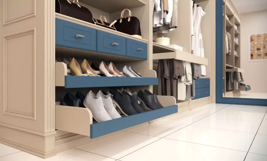 Almacenamento de zapatos no corredor (27 fotos): Opcións do sistema de almacenamento. Como almacenar zapatos nun pequeno corredor? 9314_10
